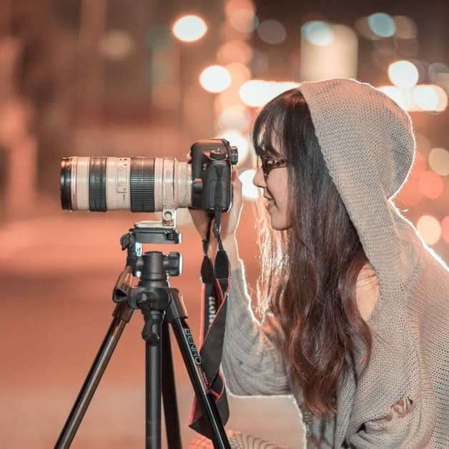 Web design : femme prenant une photo