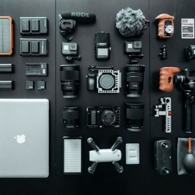 Web design : tableau avec les accessoires photo et vidéo d'un voyageur