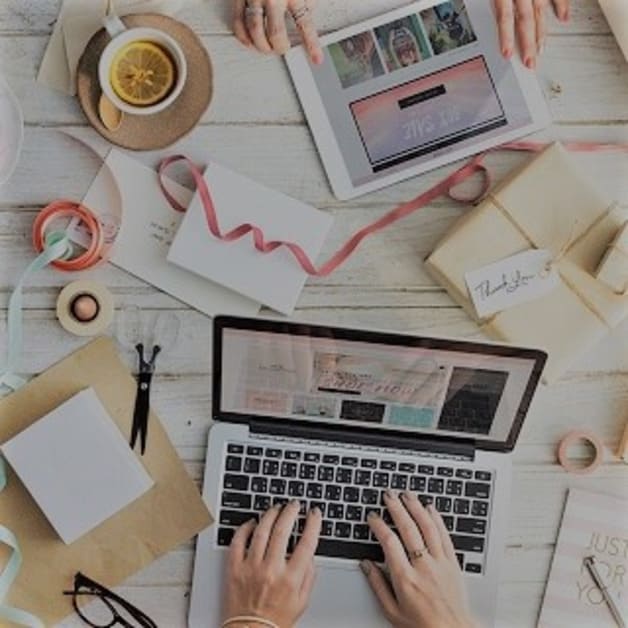 Web design : table festive, avec ordinateur, rubans et faire-parts